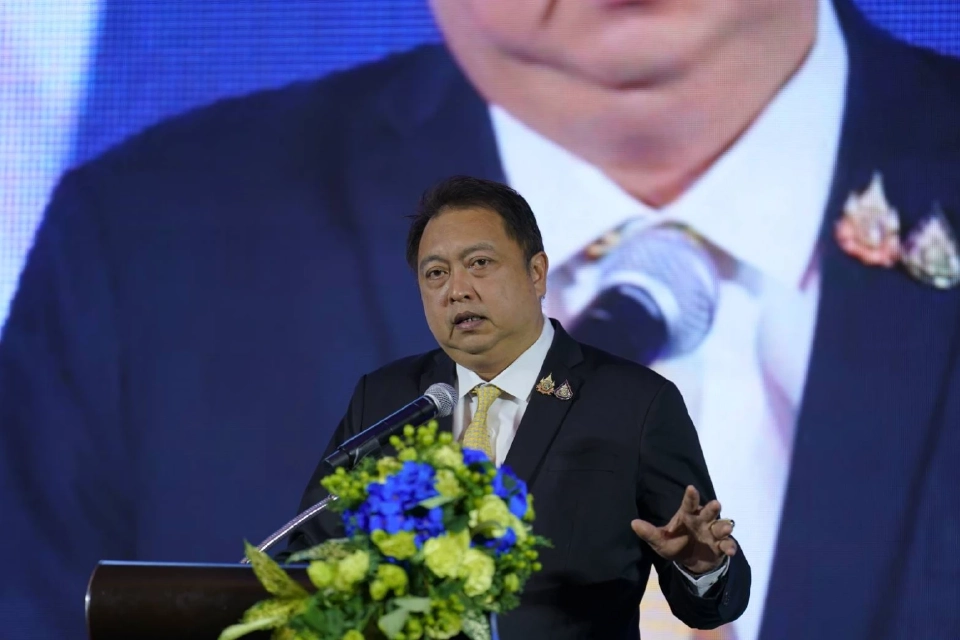 นายสุชาติ ชมกลิ่น รัฐมนตรีช่วยว่าการกระทรวงพาณิชย์