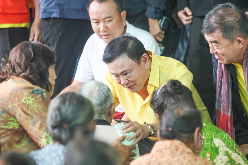 “ทักษิณ”ปลอบใจผู้ประสบภัยชายแดนกัมพูชา อีกไม่นานได้กลับบ้าน