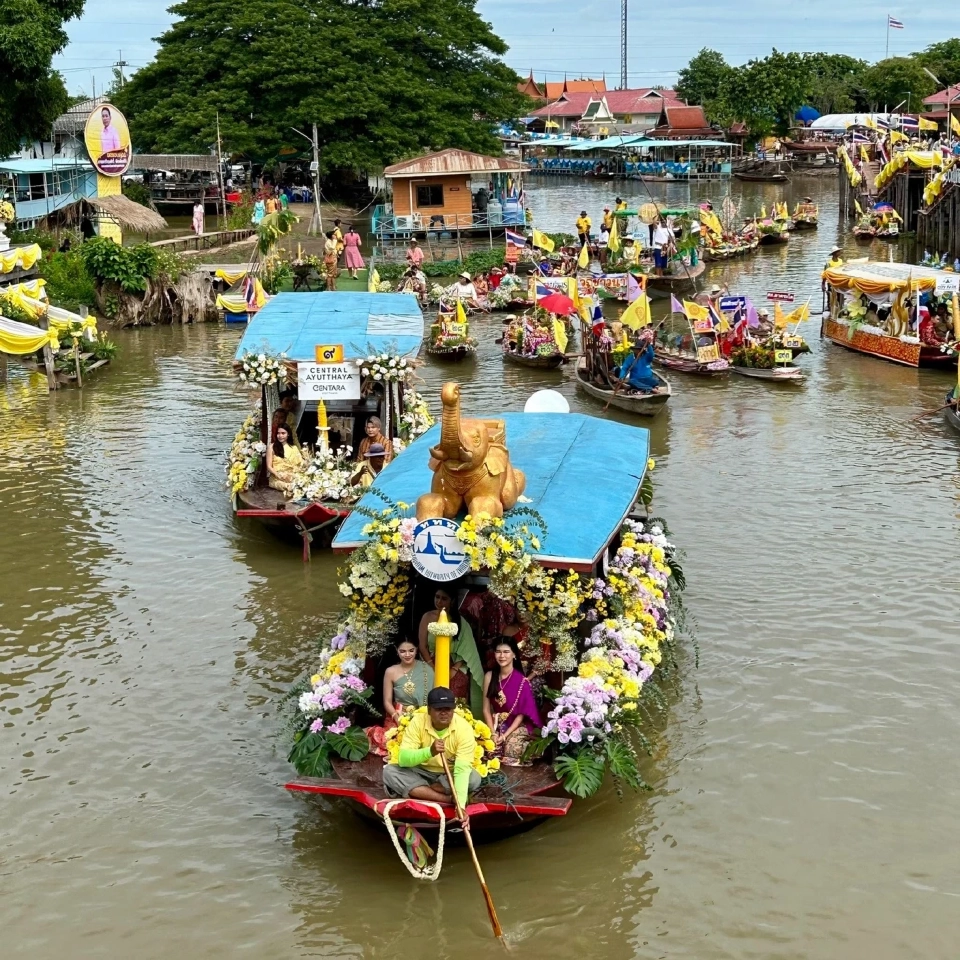 งานแห่เทียนพรรษาทางน้ำลาดชะโด จังหวัดพระนครศรีอยุธยา