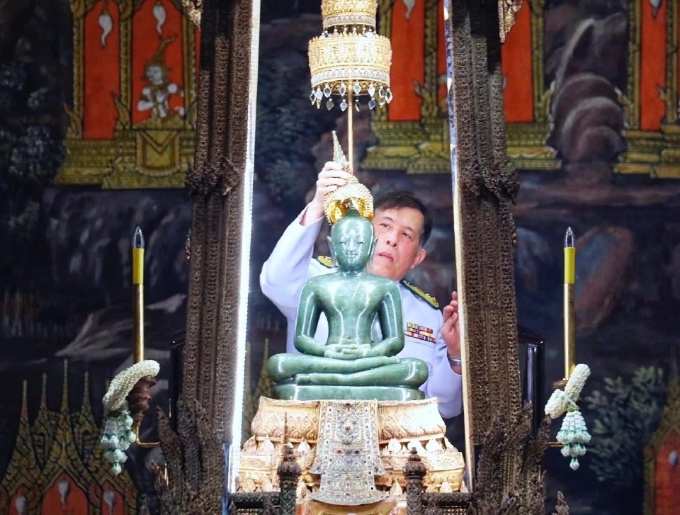 ในหลวง พระราชินี เสด็จฯ ไปทรงเปลี่ยนเครื่องทรงพระแก้วมรกต จากฤดูร้อนเป็นฤดูฝน