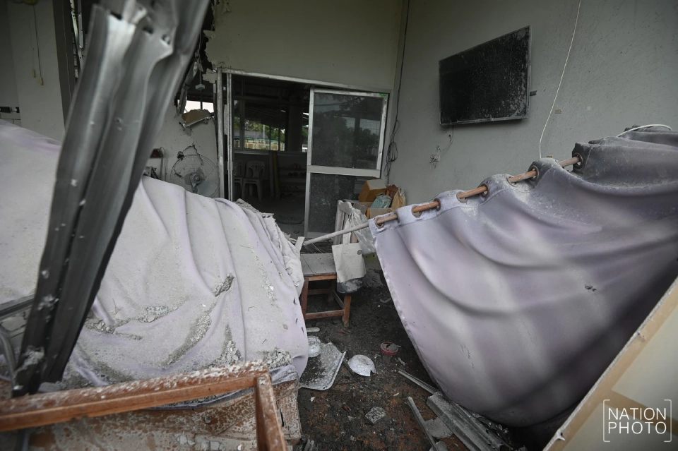 เปิดภาพ 'รพ.สต.ศรีสะเกษ' พังยับ หลังโดนกระสุนปืนฝั่งกัมพูชาถล่ม