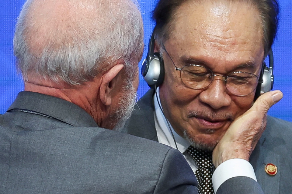 ประธานาธิบดีบราซิล นายกรัฐมนตรีมาเลเซีย อันวาร์ อิบราฮิม ทั้งคู่เข้าร่วมพิธีเปิด BRICS Business Forum ก่อน การประชุมสุดยอดประธานาธิบดี BRICS  เมื่อวันที่ 5 กรกฎาคม 2025 REUTERS