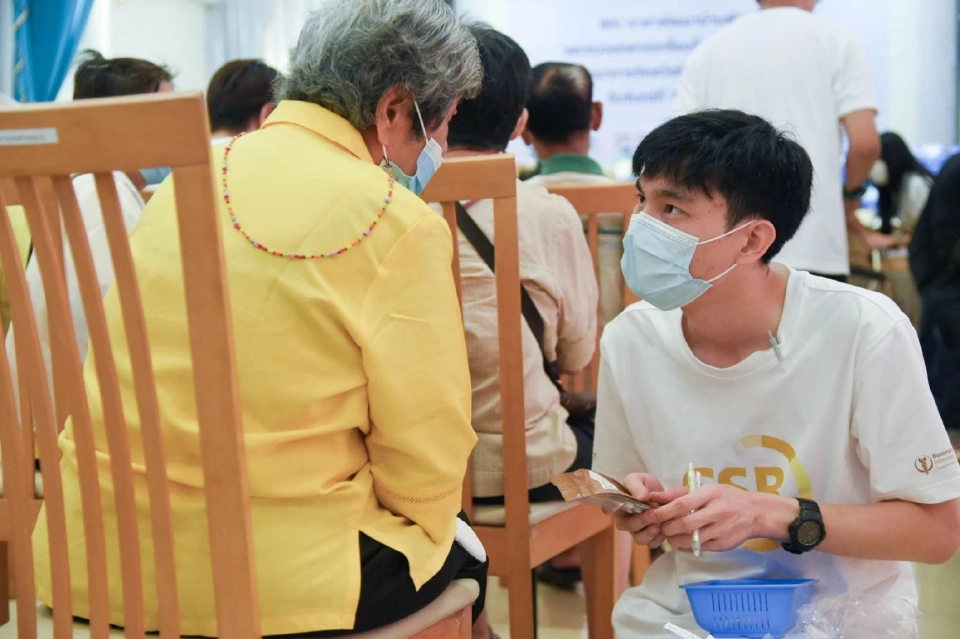 "บำรุงราษฎร์-กรุงเทพประกันภัย" สร้างพลังบวกให้สังคม นำแพทย์อาสาดูแลผู้สูงอายุบ้านบางแค