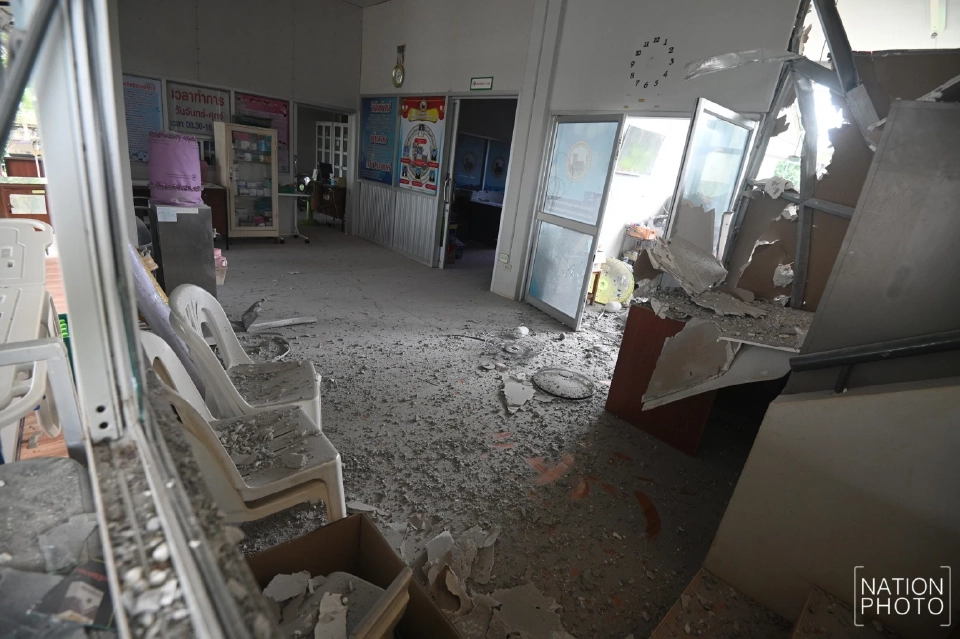 เปิดภาพ 'รพ.สต.ศรีสะเกษ' พังยับ หลังโดนกระสุนปืนฝั่งกัมพูชาถล่ม