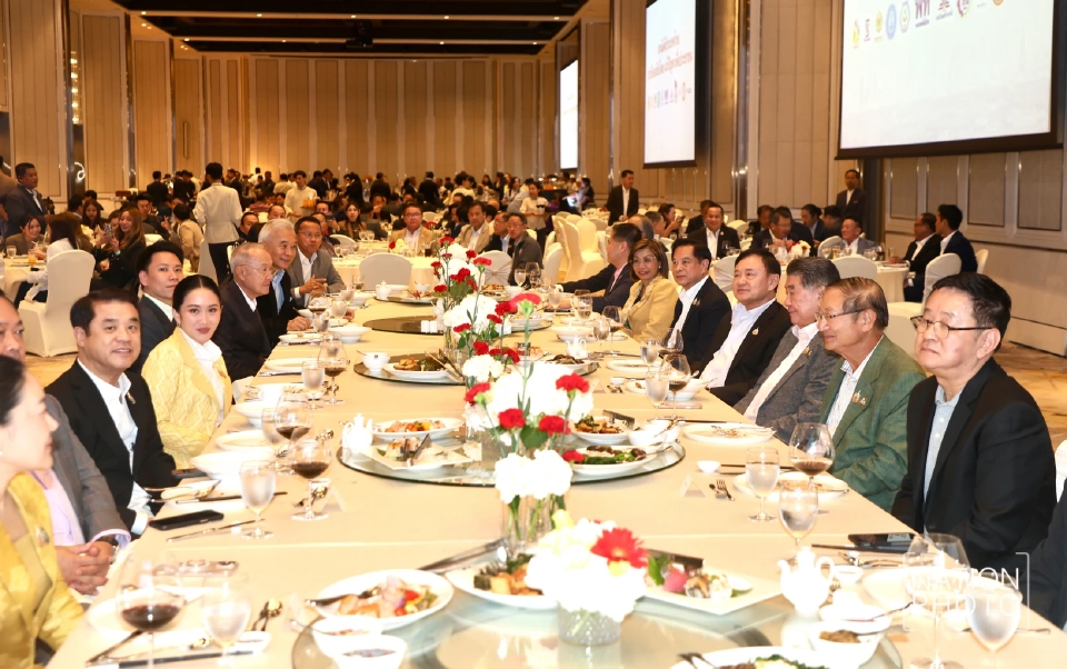 “ทักษิณ”ร่วมงานเลี้ยงพรรคร่วมฯ “แพทองธาร”กอดต้อนรับอบอุ่น