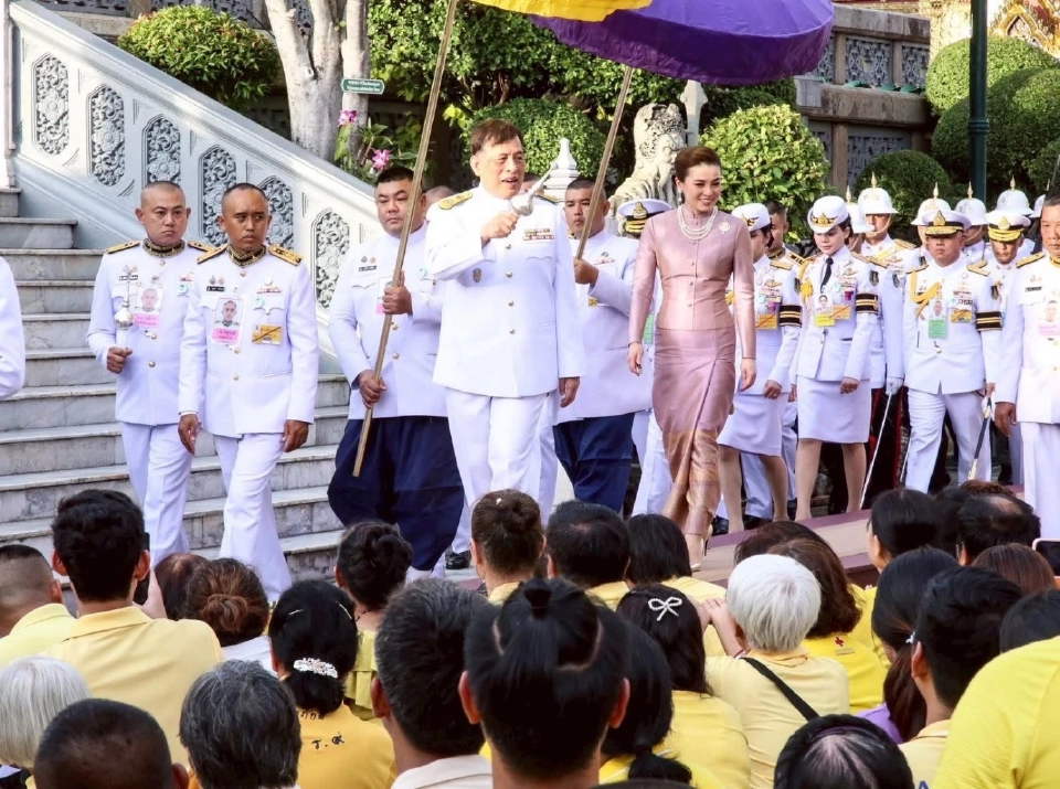 ในหลวง พระราชินี เสด็จฯ ทรงเปลี่ยนเครื่องทรงพระแก้วมรกต จากฤดูร้อนเป็นฤดูฝน