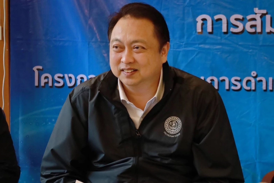 นายสุชาติ ชมกลิ่น รัฐมนตรีช่วยว่าการกระทรวงพาณิชย์