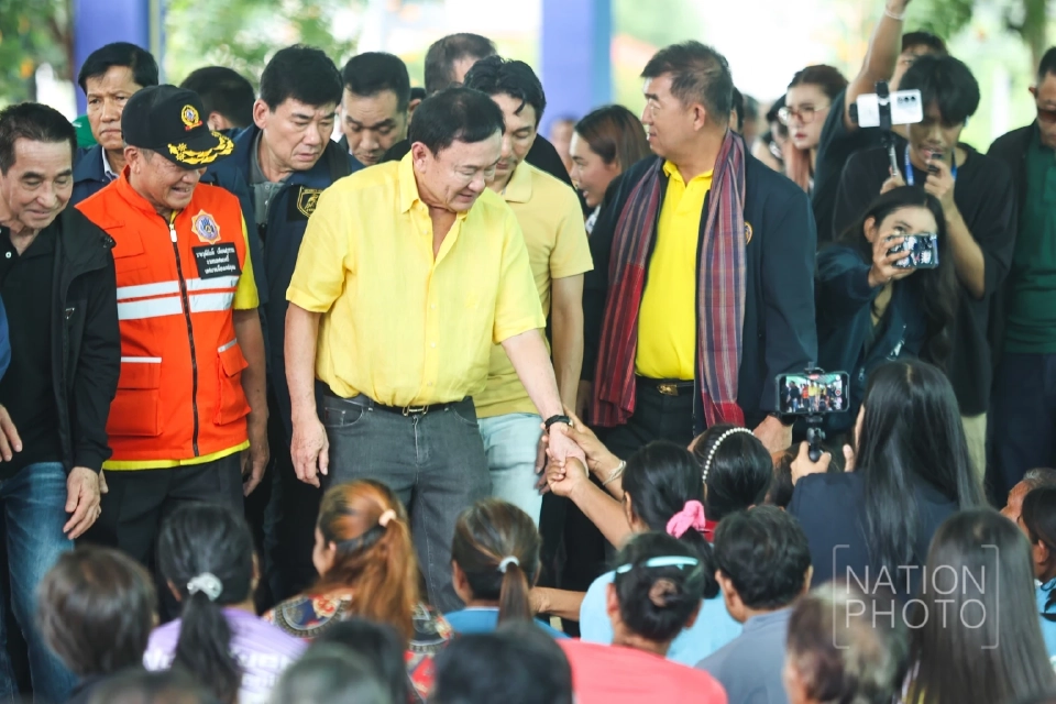 “ทักษิณ”ปลอบใจผู้ประสบภัยชายแดนกัมพูชา อีกไม่นานได้กลับบ้าน