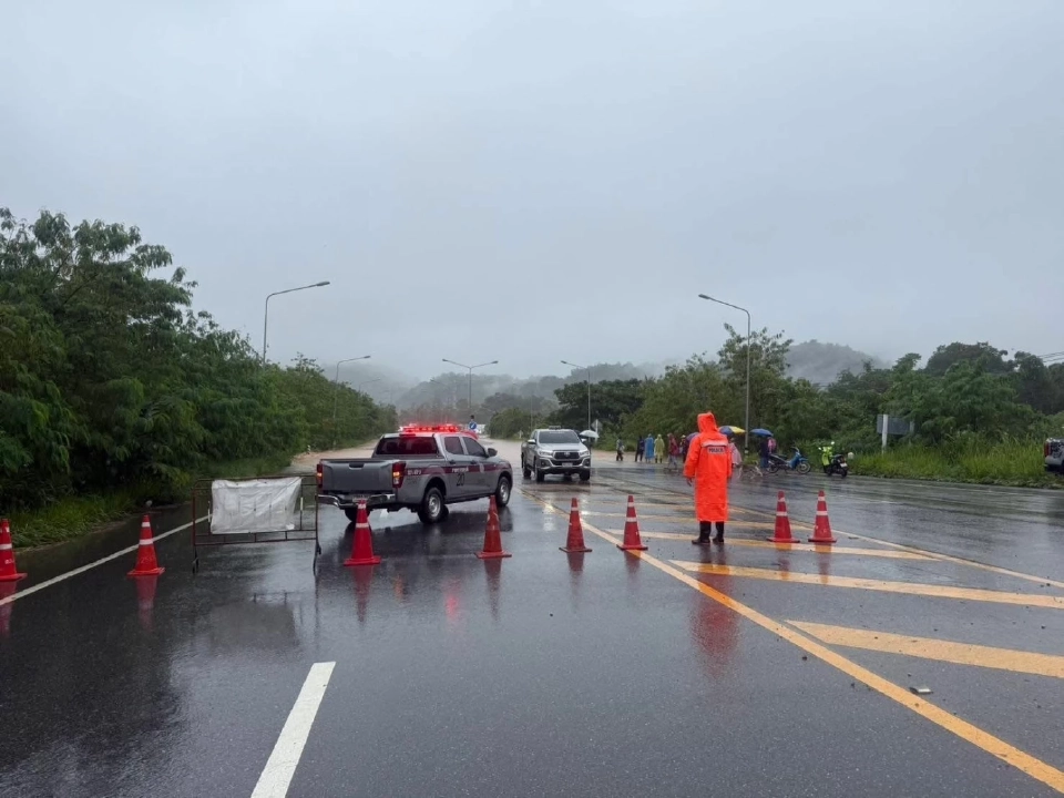 น่าน ปิดการจราจร น่าน - ทุ่งช้าง – เฉลิมพระเกียรติ น้ำป่าไหลหลาก