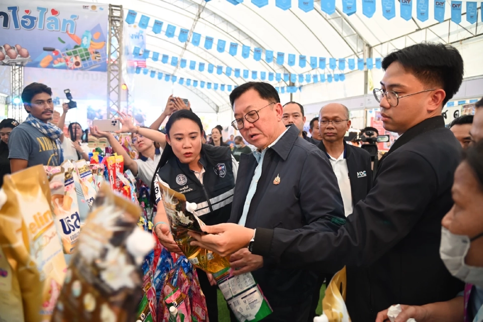 "พาณิชย์" จัดงานธงฟ้ากระตุ้นเศรษฐกิจ ลดราคาสูงสุด 60%