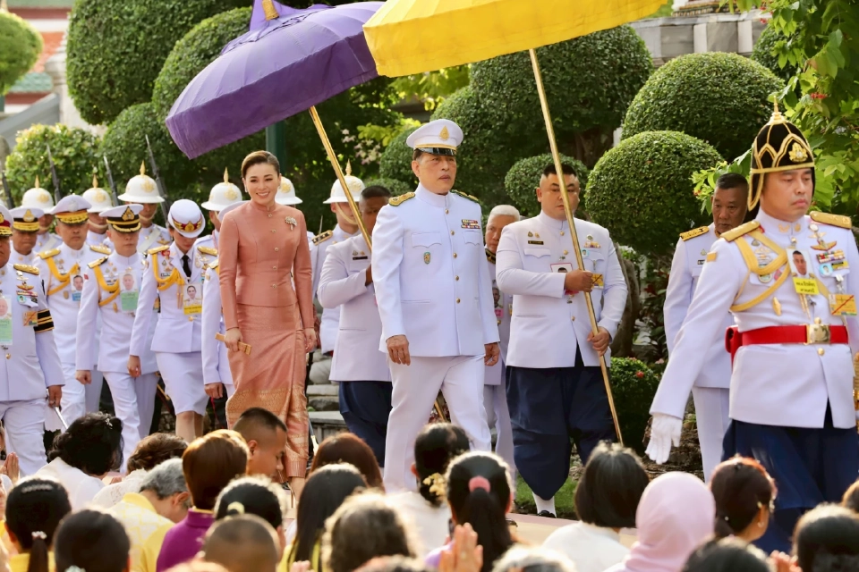 'ในหลวง-พระราชินี' ทรงบำเพ็ญพระราชกุศล เนื่องในวันอาสาฬหบูชา 2568