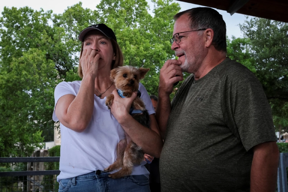 ผู้คนแสดงปฏิกิริยาต่อเหตุการณ์น้ำท่วมฉับพลันบริเวณใกล้แม่น้ำกัวดาลูเป ในเมืองเคอร์วิลล์ รัฐเท็กซัส สหรัฐอเมริกา เมื่อวันที่ 6 กรกฎาคม 2025 REUTERS