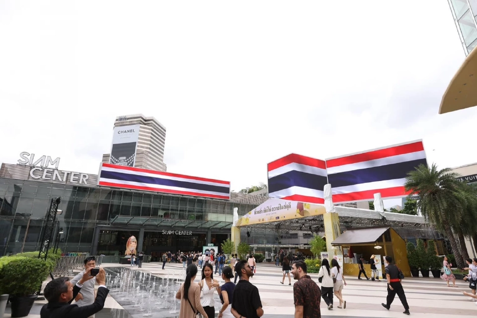 ประมวลภาพห้าง ศูนย์การค้าพร้อมใจติดธงชาติไทย ส่งกำลังใจสู่พื้นที่ชายแดนไทย-กัมพูชา