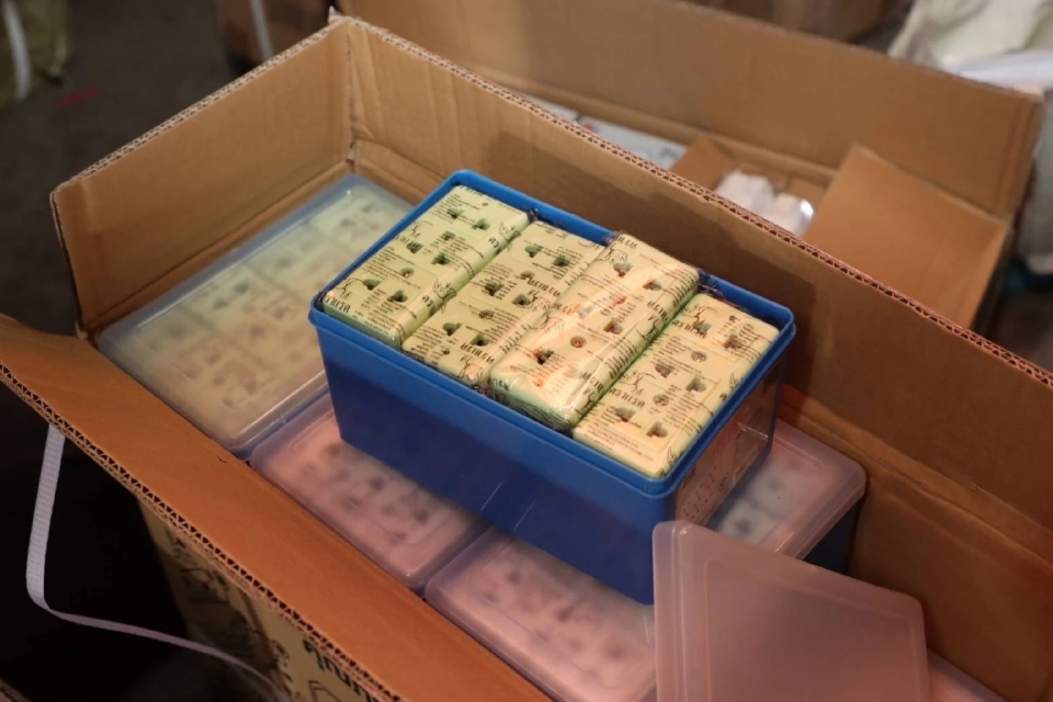 กระทรวงอุตฯบุกทลายคลังปลั๊ก-สวิตซ์ไฟปลอม มอก. ขายกว่า 6 แสนชิ้น 