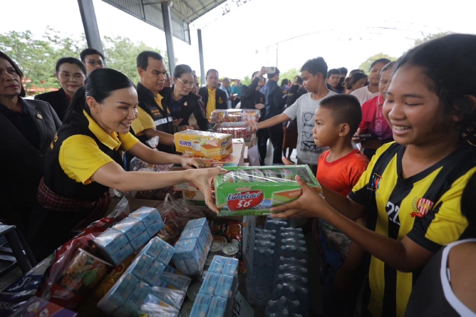“นฤมล"ลงพื้นที่สุรินทร์ เยี่ยมศูนย์พักพิงดูแลครอบครัวครู-นร.