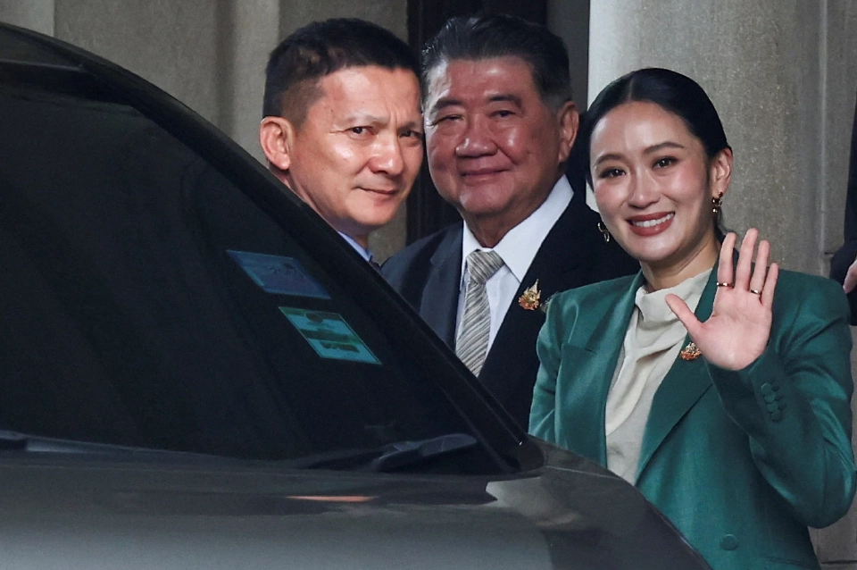 สื่อนอกตีข่าว คลิปเสียงเขย่าเก้าอี้นายก ศาลฯ รับคำร้อง-หยุดปฏิบัติหน้าที่