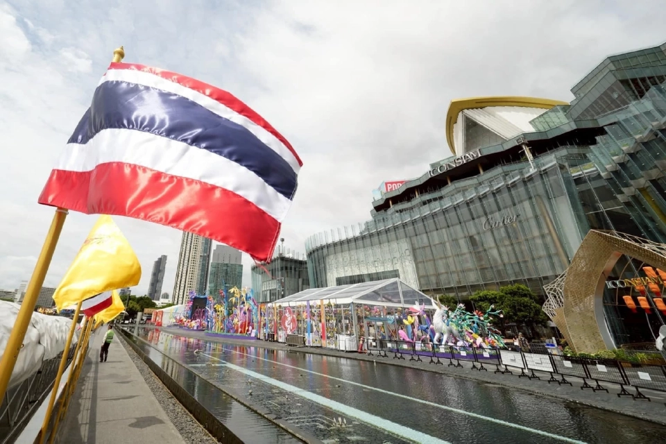 ประมวลภาพห้าง ศูนย์การค้าพร้อมใจติดธงชาติไทย ส่งกำลังใจสู่พื้นที่ชายแดนไทย-กัมพูชา