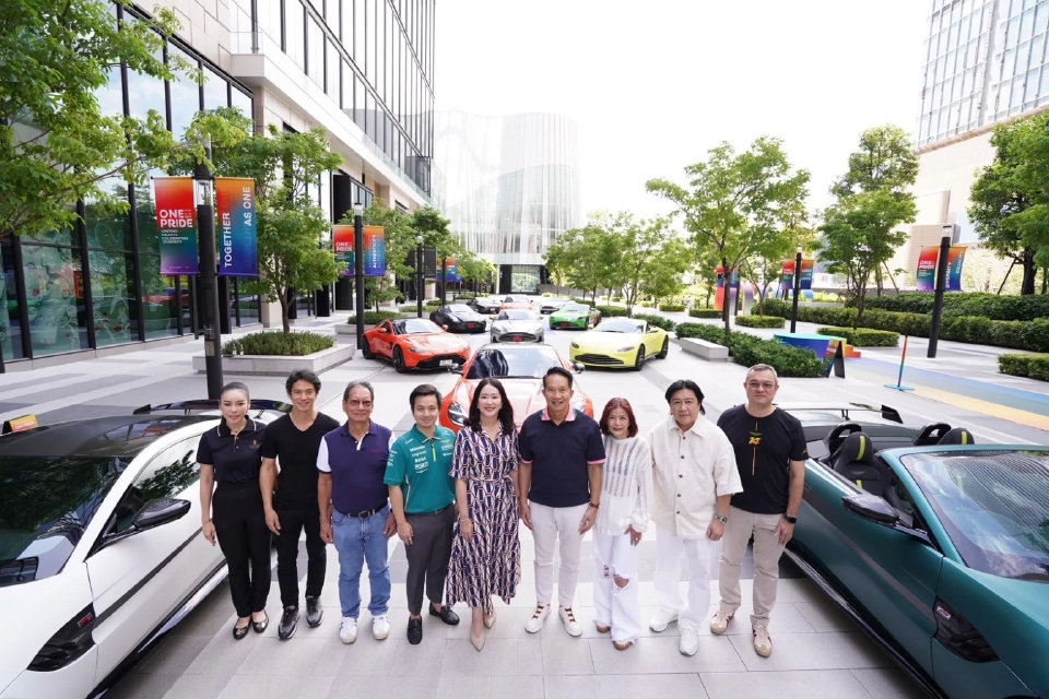 บรรยากาศของงาน คราคร่ำไปด้วยเหล่าเซเลบริตี้ที่รักความเร็ว