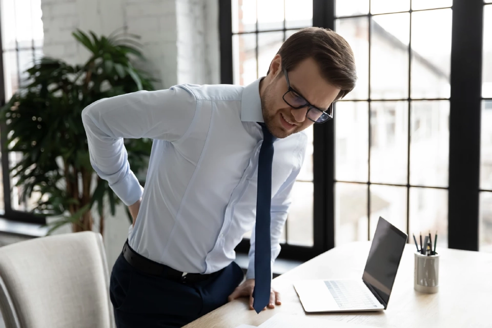 ปวดหลัง ปวดคอ ไม่ใช่แค่ออฟฟิตซินโดรม แต่เสี่ยงเป็น Herniated Disc