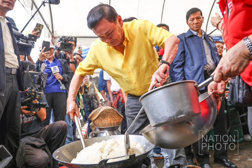 “ทักษิณ”ปลอบใจผู้ประสบภัยชายแดนกัมพูชา อีกไม่นานได้กลับบ้าน