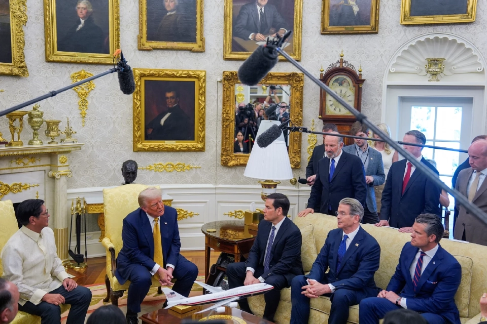 ประธานาธิบดีโดนัลด์ ทรัมป์แห่งสหรัฐฯ พร้อมด้วยรัฐมนตรีกระทรวงการคลังสก็อตต์ เบสเซนต์ รัฐมนตรีต่างประเทศมาร์โก รูบิโอ และรัฐมนตรีกลาโหมพีท เฮกเซธ พบปะกับประธานาธิบดีเฟอร์ดินานด์ มาร์กอส จูเนียร์ แห่งฟิลิปปินส์ ณ ทำเนียบขาวในกรุงวอชิงตัน ดี.ซี. สหรัฐอเมริกา เมื่อวันที่ 22 กรกฎาคม 2025 ภาพโดย REUTERS