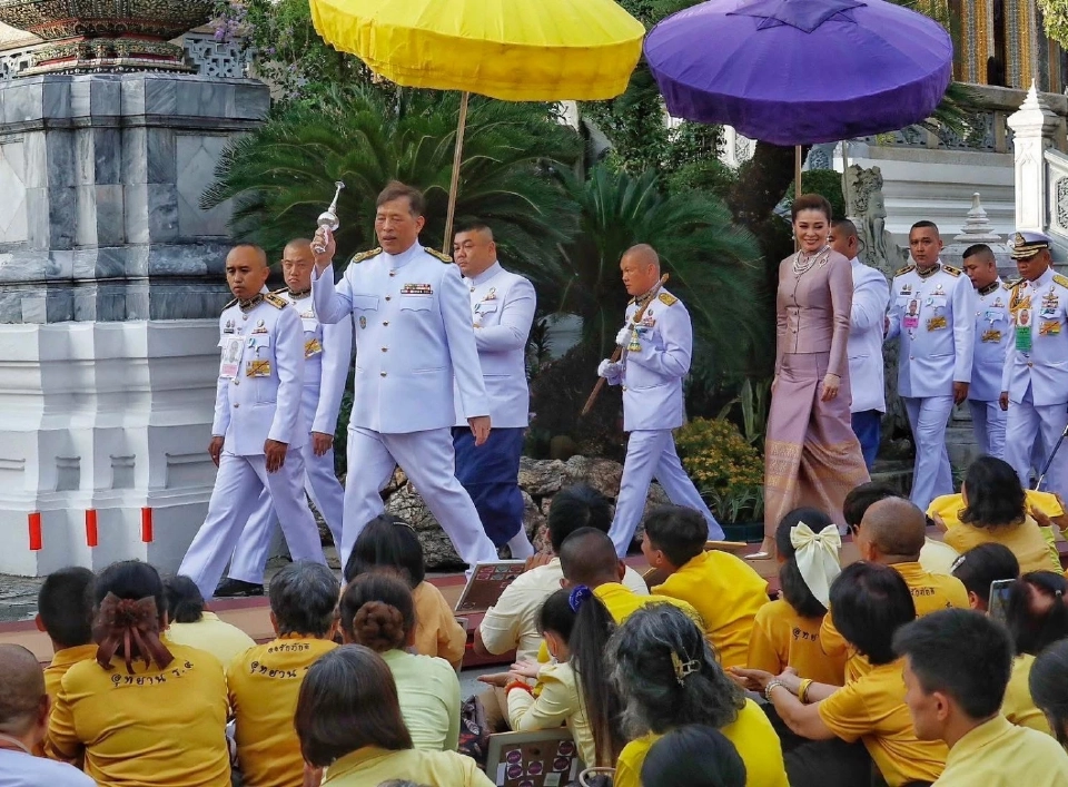 ในหลวง พระราชินี เสด็จฯ ทรงเปลี่ยนเครื่องทรงพระแก้วมรกต จากฤดูร้อนเป็นฤดูฝน