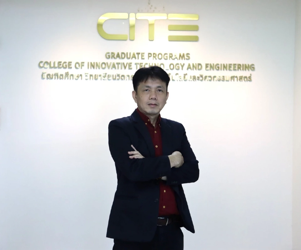 AI จับความรู้สึกบนโซเชียลมีเดีย    คุณปราชญา ป้องกัน นักศึกษาปริญญาโท สาขาวิชาวิศวกรรมคอมพิวเตอร์ กล่าวว่า “การวิเคราะห์ความรู้สึกของความเห็นบนโซเชียลมีเดียอย่างมีประสิทธิภาพด้วยโมเดลภาษาขนาดใหญ่ (Large Language Model : LLM) ที่ปรับแต่งเฉพาะร่วมกับการใช้ Agentic AI ทำให้เข้าใจมุมมองทางความรู้สึกและอารมณ์ของคอมเมนต์ต่าง ๆ ที่โพสต์บนโซเชียลมีเดียได้โดยอัตโนมัติ ซึ่งสำคัญมากโดยเฉพาะอย่างยิ่งด้านการตลาดที่สามารถรับรู้ความรู้สึกจากผู้ที่แสดงความเห็นได้อย่างรวดเร็วและมีประสิทธิภาพ เช่น เจ้าของผลิตภัณฑ์ต้องการทราบ feedback ที่มีต่อสินค้าและแบรนด์บนโซเชียลมีเดียว่าเป็นอย่างไร    โดยหลักการแล้ว Agentic AI จะคอยรวบรวมข้อความที่โพสต์บนเครือข่ายโซเชียลมาวิเคราะห์ตามกลุ่มเป้าหมายที่กำหนดไว้ ซึ่งข้อความเหล่านี้จะถูกคัดแยกตามหมวดหมู่แล้วส่งไปยังตัวโมเดลภาษาใหญ่ (LLM) ที่ปรับแต่งให้เก่งเฉพาะด้านในการวิเคราะห์ความรู้สึก โดยจะบอกได้ว่าข้อความต่างๆ ความรู้สึกต่างๆ ได้แก่ “รู้สึกเป็นลบมากที่สุด” “ลบนิดหน่อย” “เป็นกลาง” “ค่อนข้างเป็นบวก” และ “รู้สึกเป็นบวกที่สุด”