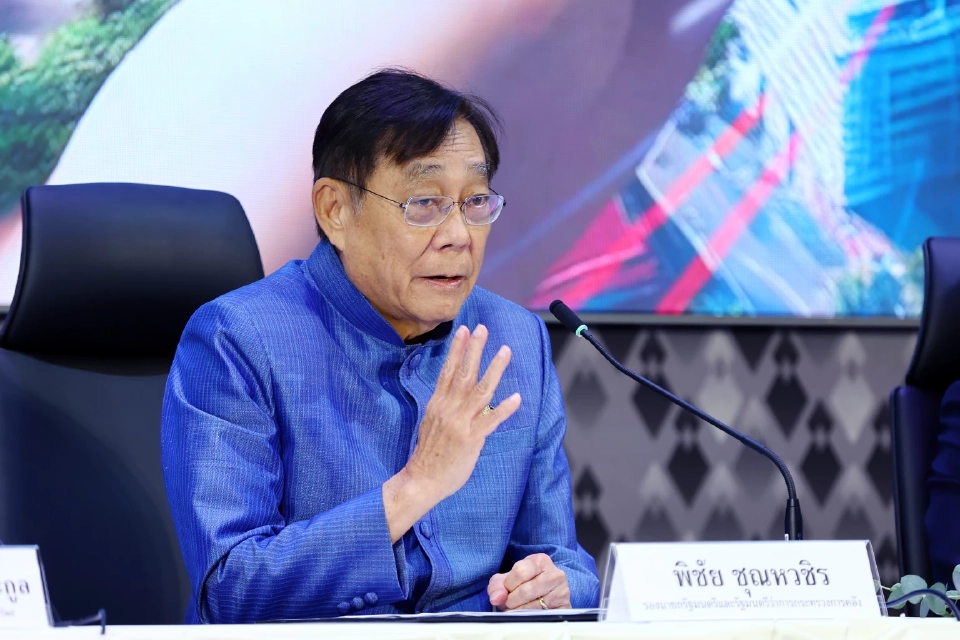 นายพิชัย ชุณหวชิร รองนายกรัฐมนตรี และรัฐมนตรีว่าการกระทรวงการคลัง 