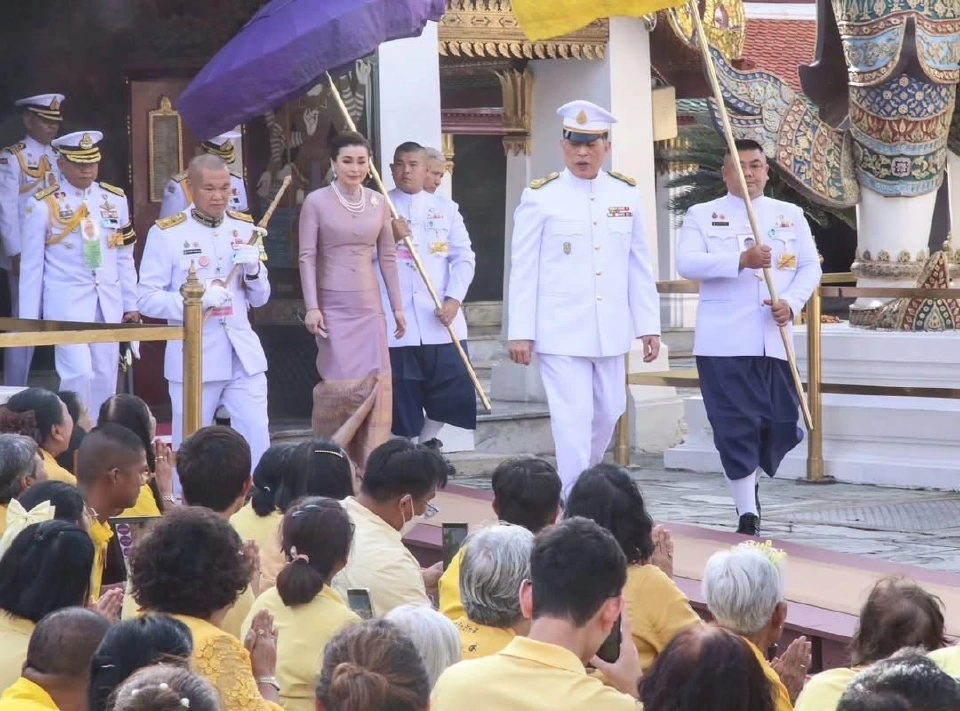 ในหลวง พระราชินี เสด็จฯ ทรงเปลี่ยนเครื่องทรงฤดูฝน ถวายพระแก้วมรกต