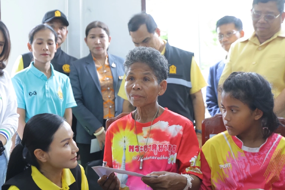 “นฤมล–ธรรมนัส”ช่วยครอบครัวเหยื่อกัมพูชา สร้างบ้านใหม่-มอบรถไถ