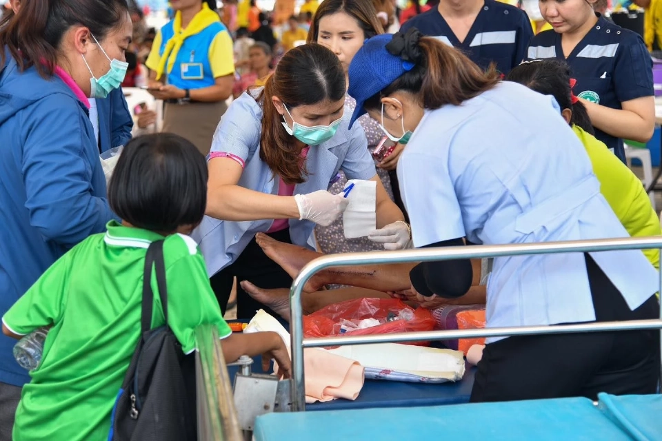 บุรีรัมย์เร่งอพยพประชาชนพื้นที่เสี่ยง 4 ตำบลมาที่ศูนย์อพยพชั่วคราว หลังเกิดเหตุปะทะชายแดนไทย-กัมพูชา บริเวณปราสาทตาเมือนธม 