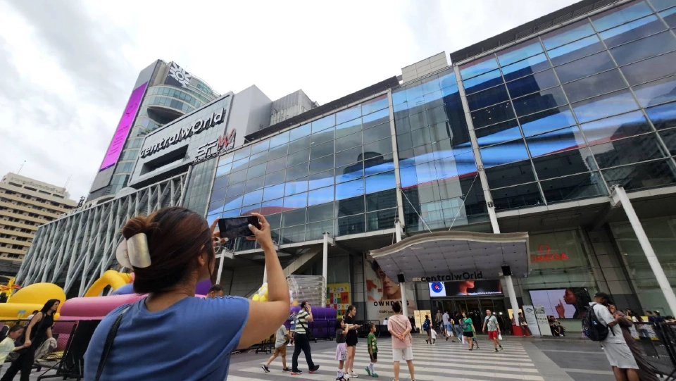 ประมวลภาพห้าง ศูนย์การค้าพร้อมใจติดธงชาติไทย ส่งกำลังใจสู่พื้นที่ชายแดนไทย-กัมพูชา