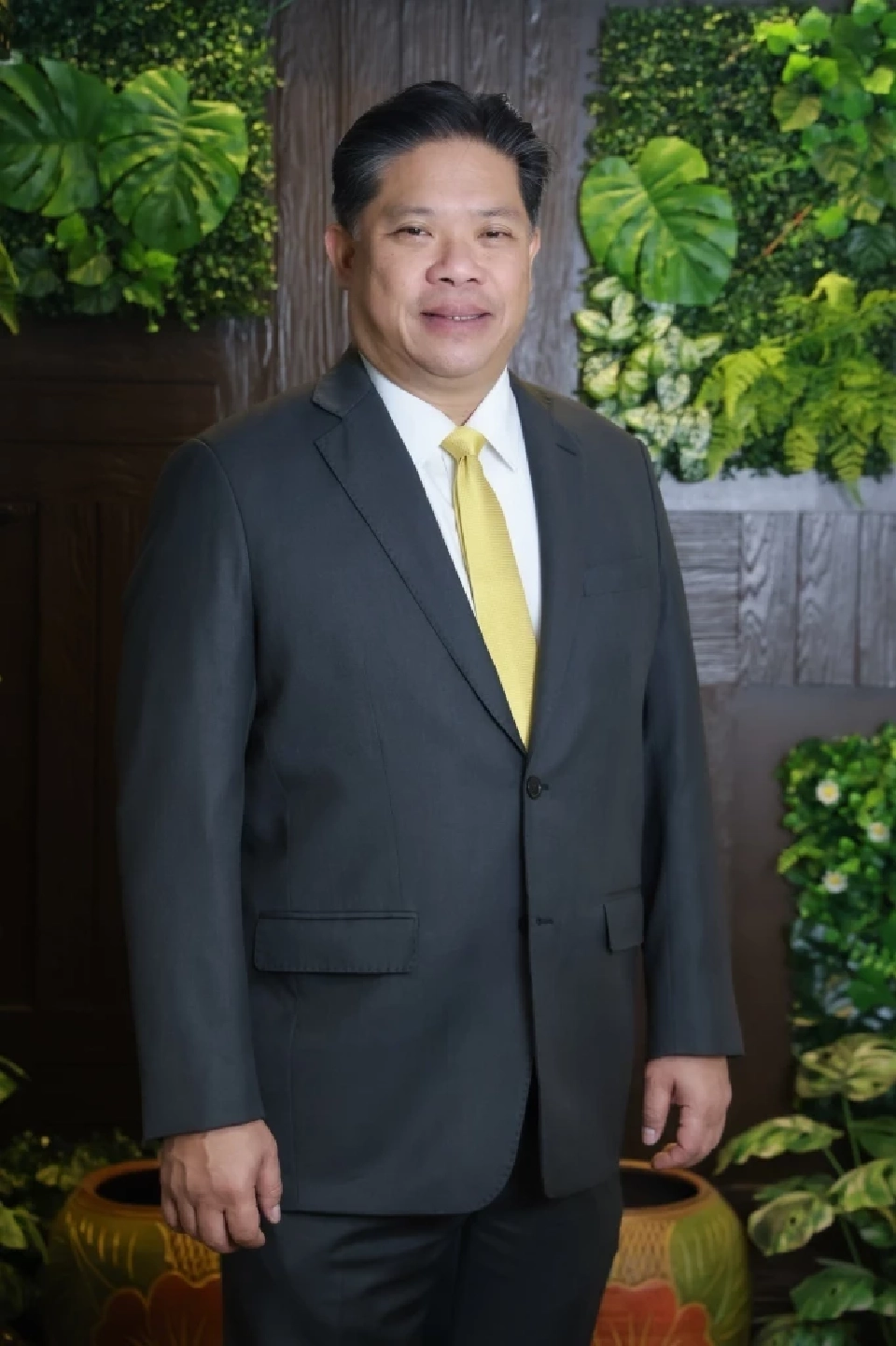 นายไตรรัตน์ วิริยะศิริกุล 