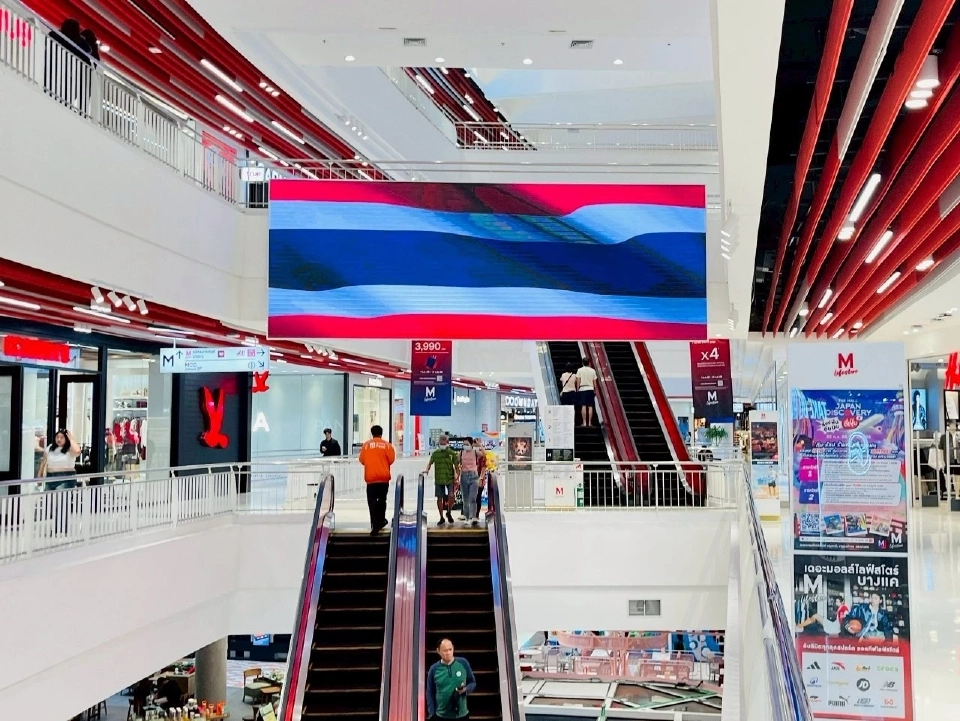 ประมวลภาพห้าง ศูนย์การค้าพร้อมใจติดธงชาติไทย ส่งกำลังใจสู่พื้นที่ชายแดนไทย-กัมพูชา