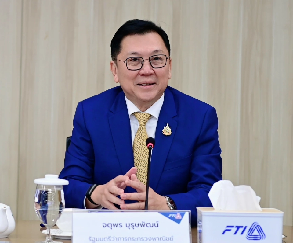 นายจตุพร บุรุษพัฒน์ รัฐมนตรีว่าการกระทรวงพาณิชย์