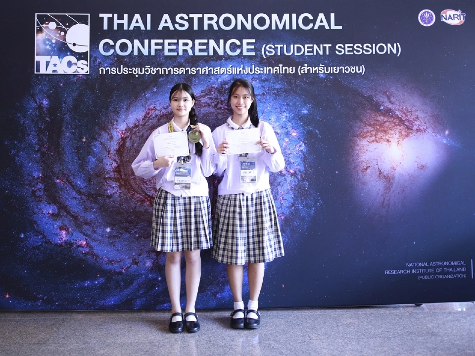 เด็กหญิงภิญญาพัชญ์ รุ่งเรือง ชั้นมัธยมศึกษาปีที่ 3 (ซ้าย) และ เด็กหญิงพริม กฤษณมิษ ชั้นมัธยมศึกษาปีที่ 3 (ขวา) จากโรงเรียนวารีเชียงใหม่