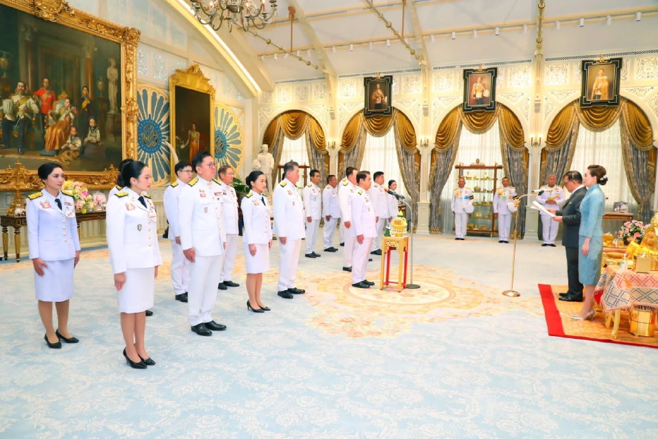 "ในหลวง-พระราชินี" พระราชทานพระบรมราชวโรกาสให้ "ครม.ใหม่" เข้าเฝ้าฯถวายสัตย์ฯ