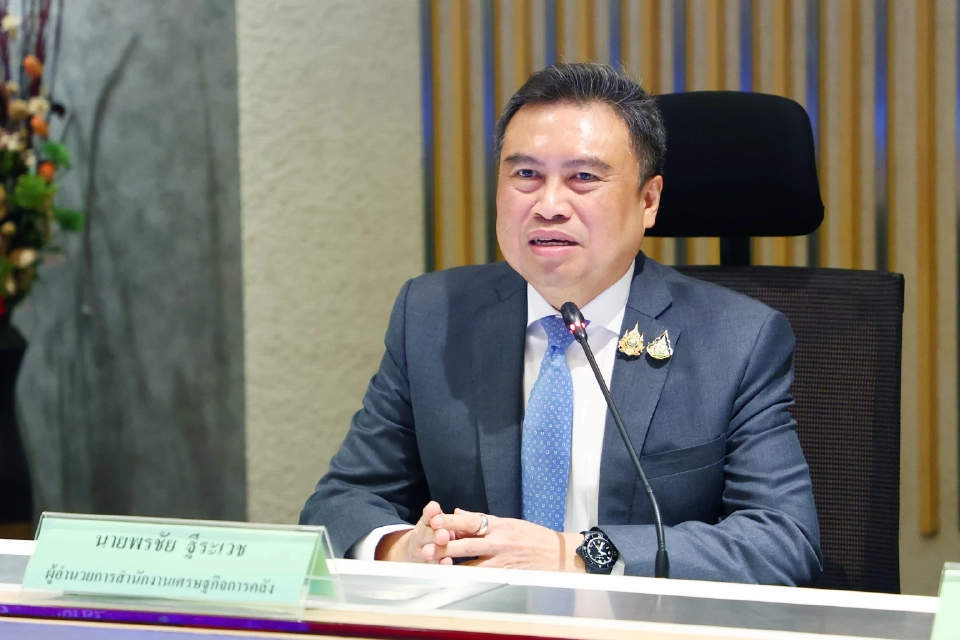 นายพรชัย ฐีระเวช ผู้อำนวยการสำนักงานเศรษฐกิจการคลัง 