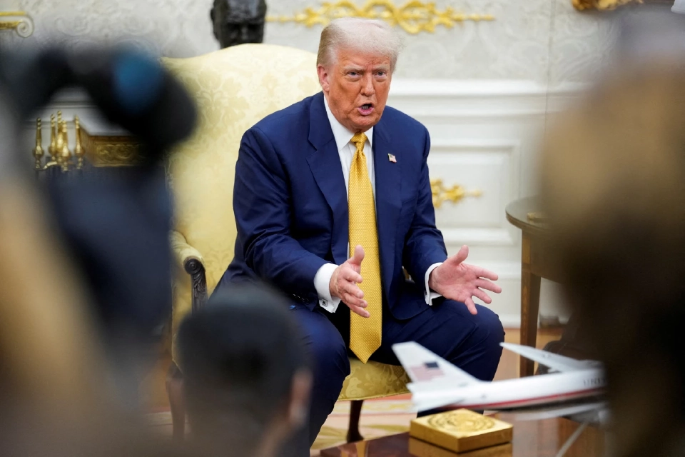 ประธานาธิบดีโดนัลด์ ทรัมป์แห่งสหรัฐอเมริกา พบกับประธานาธิบดีเฟอร์ดินานด์ มาร์กอส จูเนียร์ แห่งฟิลิปปินส์ (ไม่ปรากฏในภาพ) ในห้องทำงานรูปไข่ของทำเนียบขาว ในกรุงวอชิงตัน ดี.ซี. สหรัฐอเมริกา เมื่อวันที่ 22 กรกฎาคม 2568 ภาพโดย REUTERS