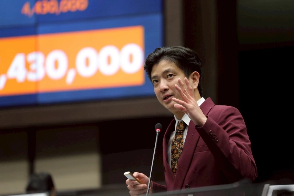 นายเอกกวิน โชคประสพรวย ส.ก.เขตราชเทวี พรรคประชาชน