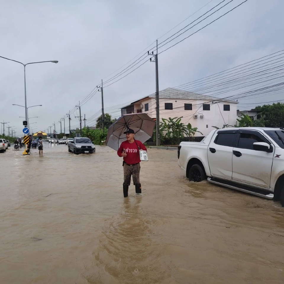 น้ำท่วมถนนสายเทิง - เชียงราย หน้า สภ.เทิง - หน้า รพ.เทิง 