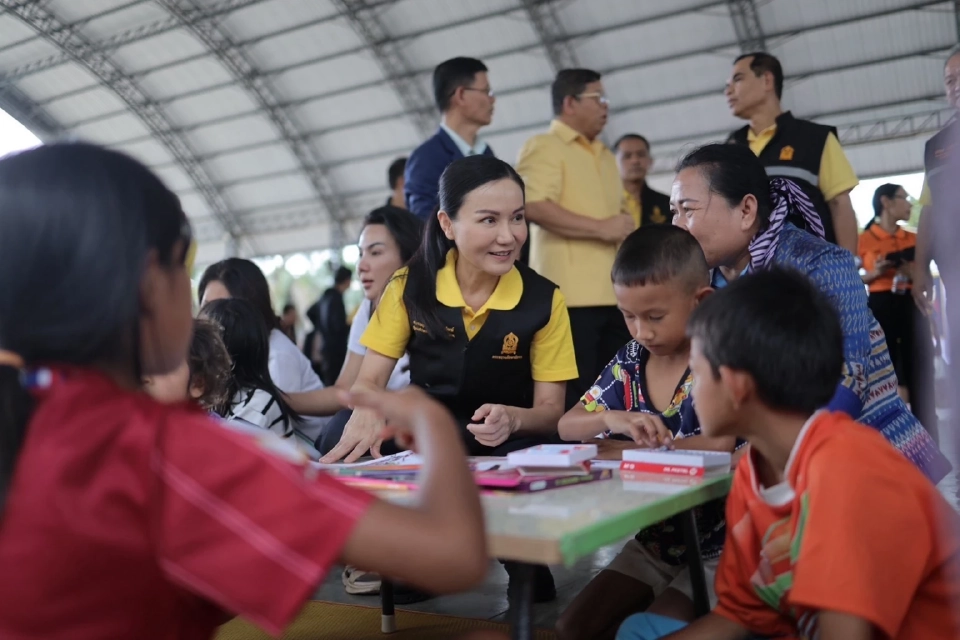 “นฤมล"ลงพื้นที่สุรินทร์ เยี่ยมศูนย์พักพิงดูแลครอบครัวครู-นร.