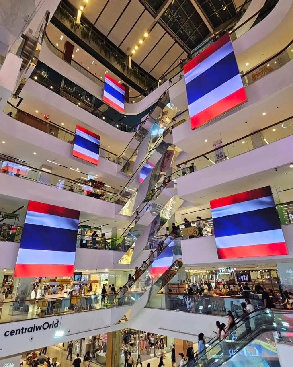 ประมวลภาพห้าง ศูนย์การค้าพร้อมใจติดธงชาติไทย ส่งกำลังใจสู่พื้นที่ชายแดนไทย-กัมพูชา