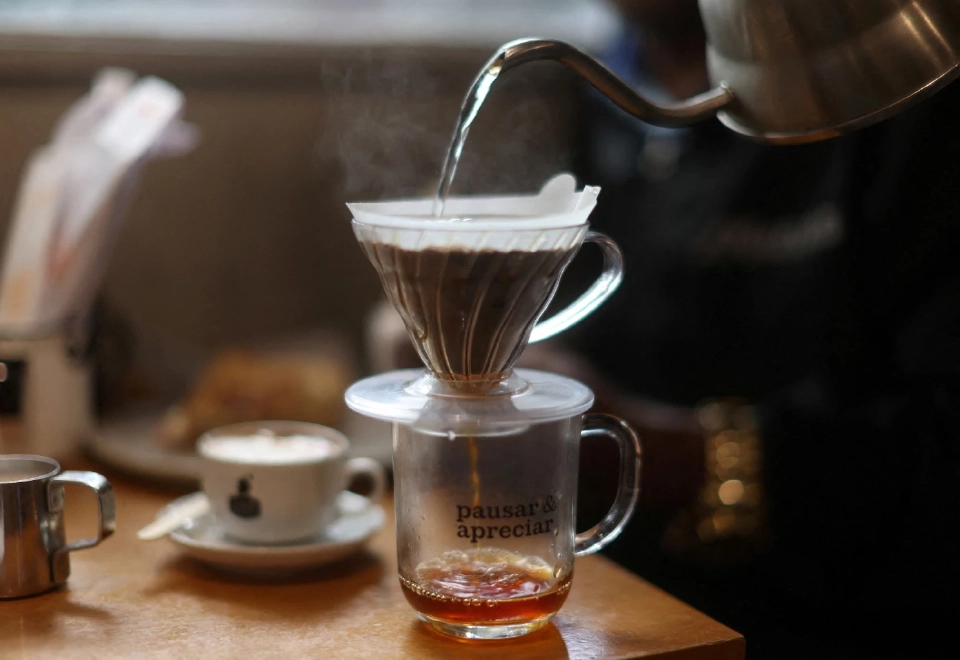 แฟ้มภาพ : พนักงานเสิร์ฟกำลังเสิร์ฟกาแฟใน ร้าน กาแฟในเมืองริโอเดอจาเนโร ประเทศบราซิล เมื่อวันที่ 10 กรกฎาคม พ.ศ. 2568 REUTERS