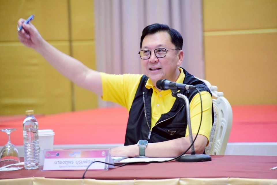 นายจตุพร บุรุษพัฒน์ รัฐมนตรีว่าการกระทรวงพาณิชย์