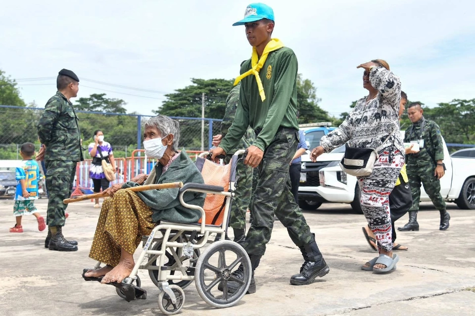 บุรีรัมย์เร่งอพยพประชาชนพื้นที่เสี่ยง 4 ตำบลมาที่ศูนย์อพยพชั่วคราว หลังเกิดเหตุปะทะชายแดนไทย-กัมพูชา บริเวณปราสาทตาเมือนธม 