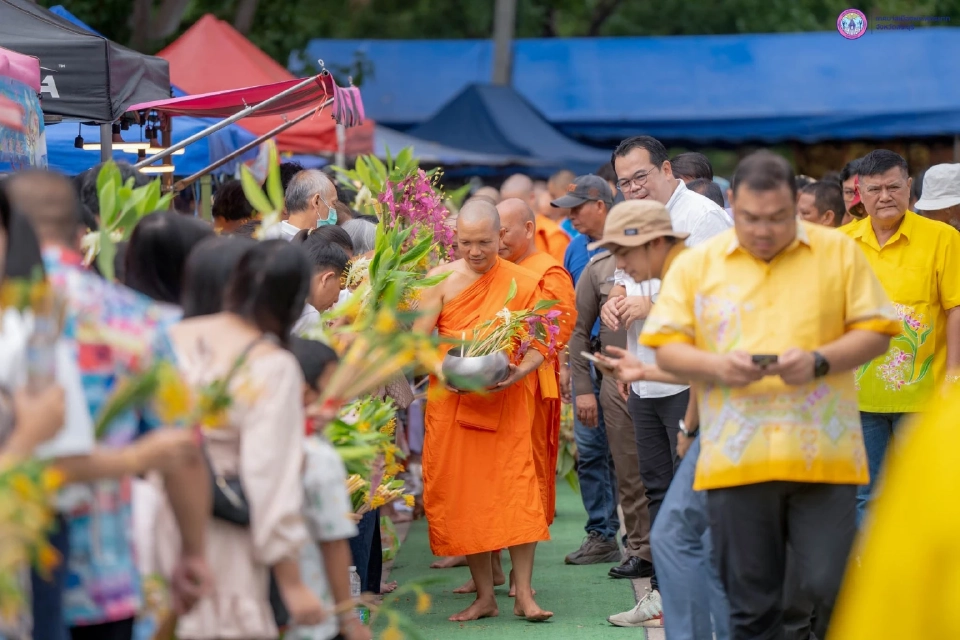 งานตักบาตรดอกเข้าพรรษา วัดพระพุทธบาท จังหวัดสระบุรี