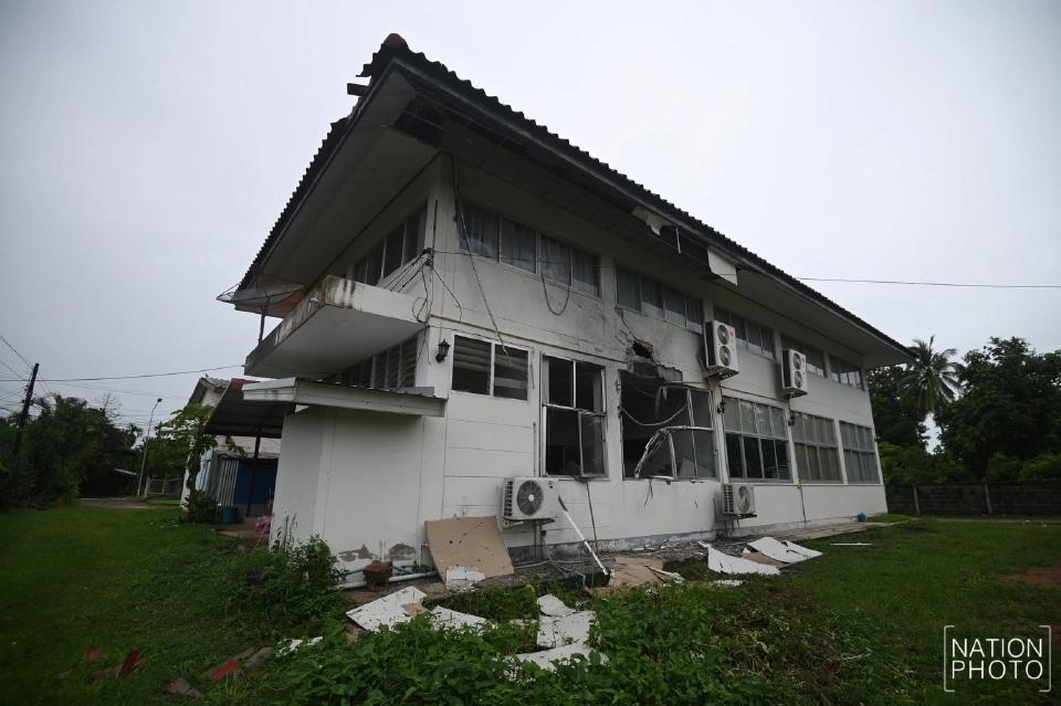 เปิดภาพ 'รพ.สต.ศรีสะเกษ' พังยับ หลังโดนกระสุนปืนฝั่งกัมพูชาถล่ม