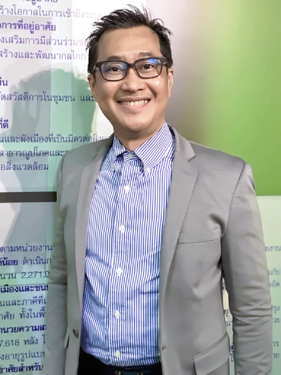 รองศาสตราจารย์ ดร.อัทธ์ พิศาลวานิช ผู้เชี่ยวชาญเศรษฐกิจระหว่างประเทศ และอาเซียน