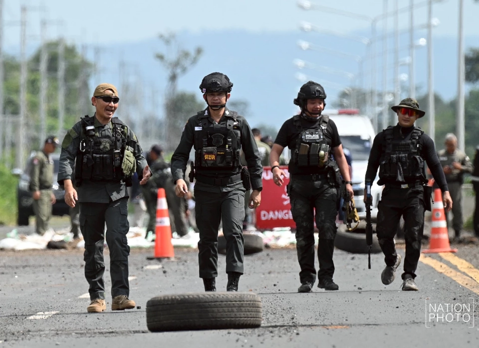 ประมวลภาพการทำลายจรวด BM-21 กลางถนนสายบ้านน้ำเย็น–บ้านผือ ศรีสะเกษ